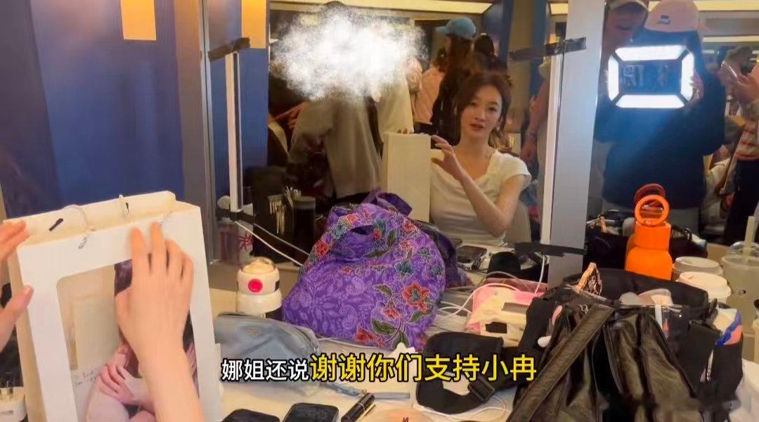 李小冉收到粉丝送的人偶老鼠干乘风2026太暖心了！李小冉收到粉丝定制人偶老鼠干，