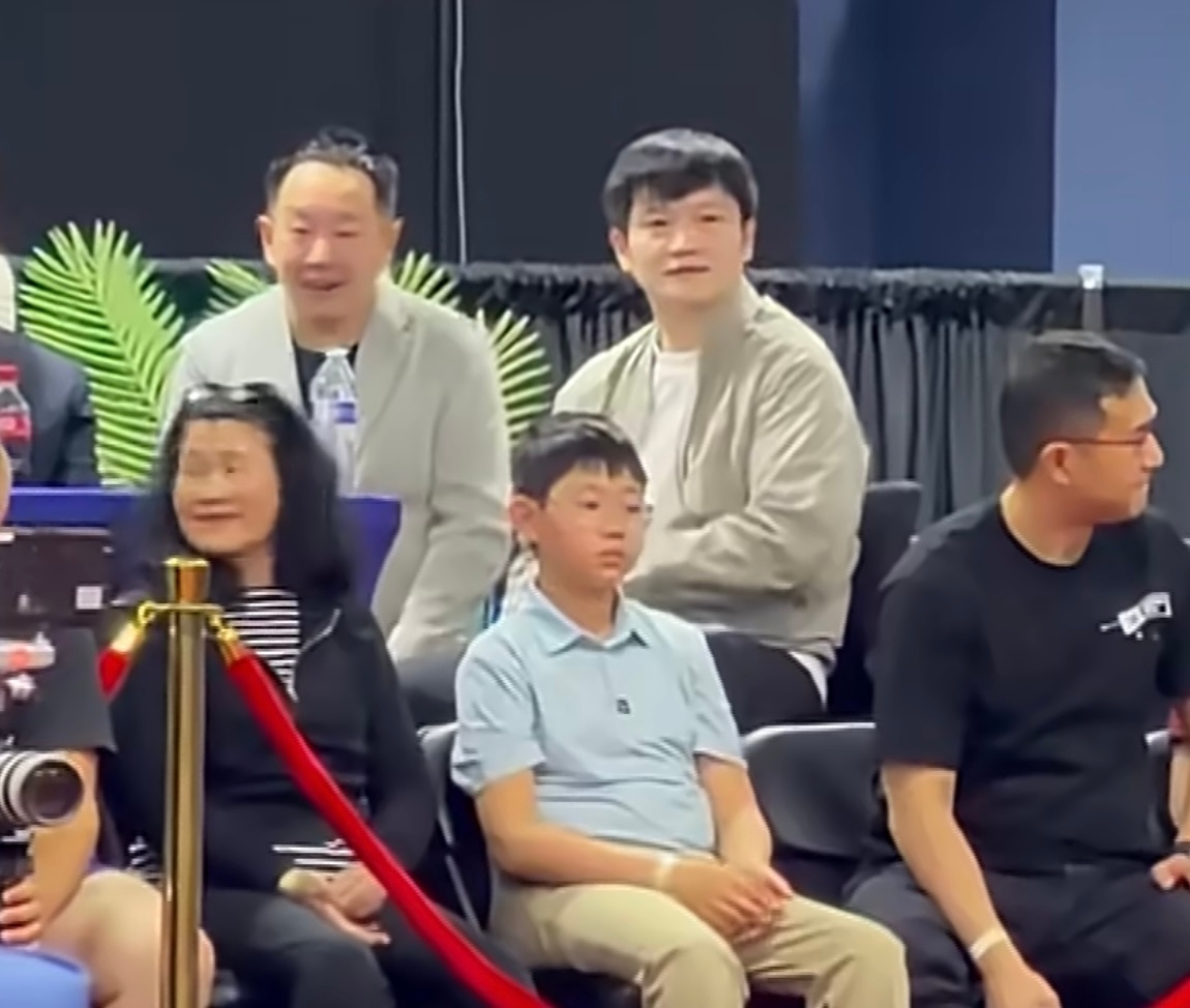 中国驻美国旧金山总领事和小胖一起出席美国大联盟比赛现场：你不是汪洋中的一滴水，你