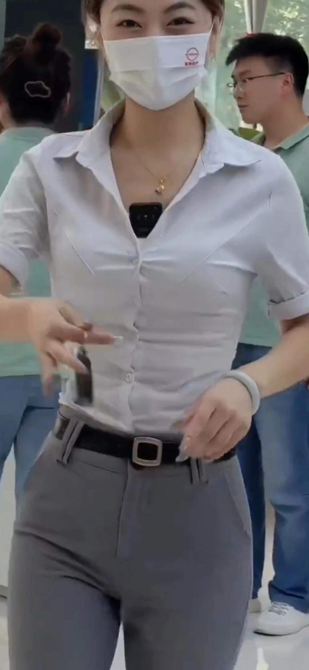 女人的魅力不在年龄，尤其在一个气质女人身上，看见的那种气定神闲微笑，那种宠辱不惊