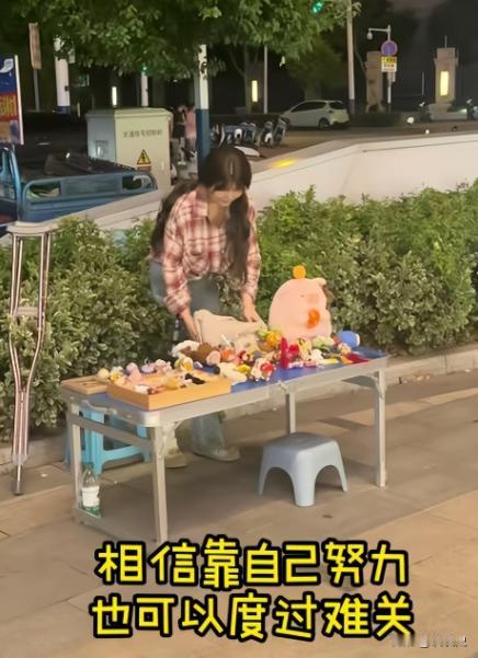 “看哭了！”2021年，女孩癌症晚期，被父母嫌弃是累赘，与她断绝了所有联系。女孩