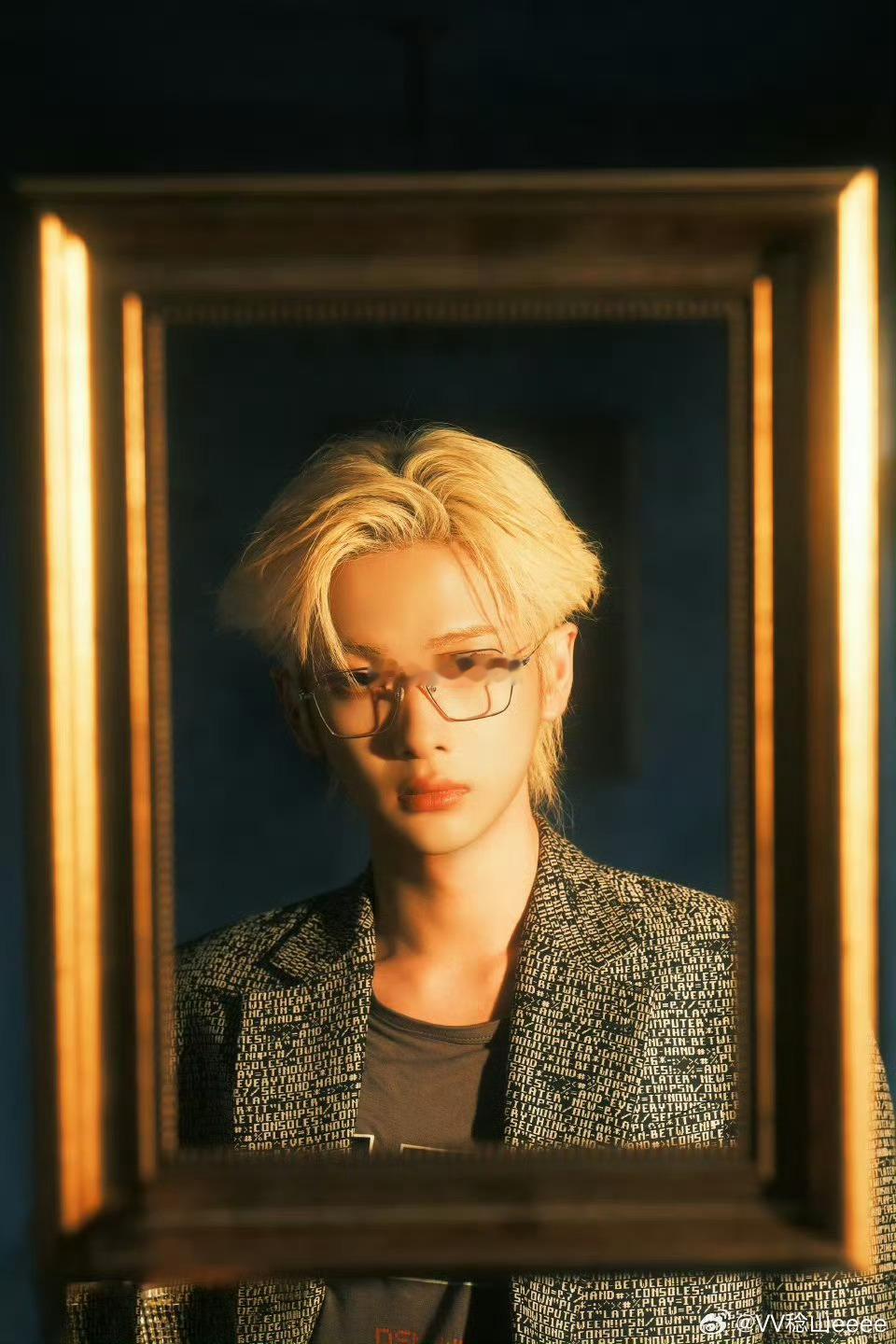 周震南真变成小手办了 古堡里的贵气少年，周震南把精致手办感演绎到极致🌟自带细腻