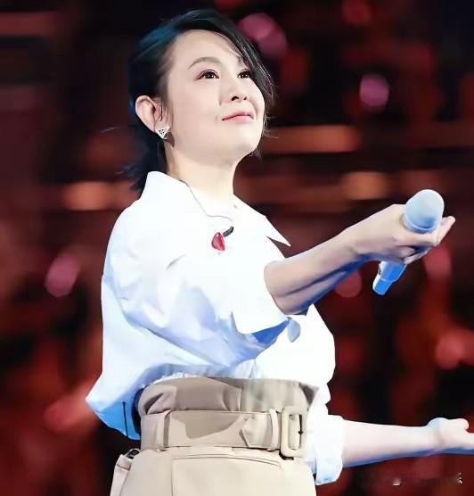 刘若英告诉女人结婚要趁早
多少女人崇尚自由，又有多少女人自认为清醒，认为婚姻不是