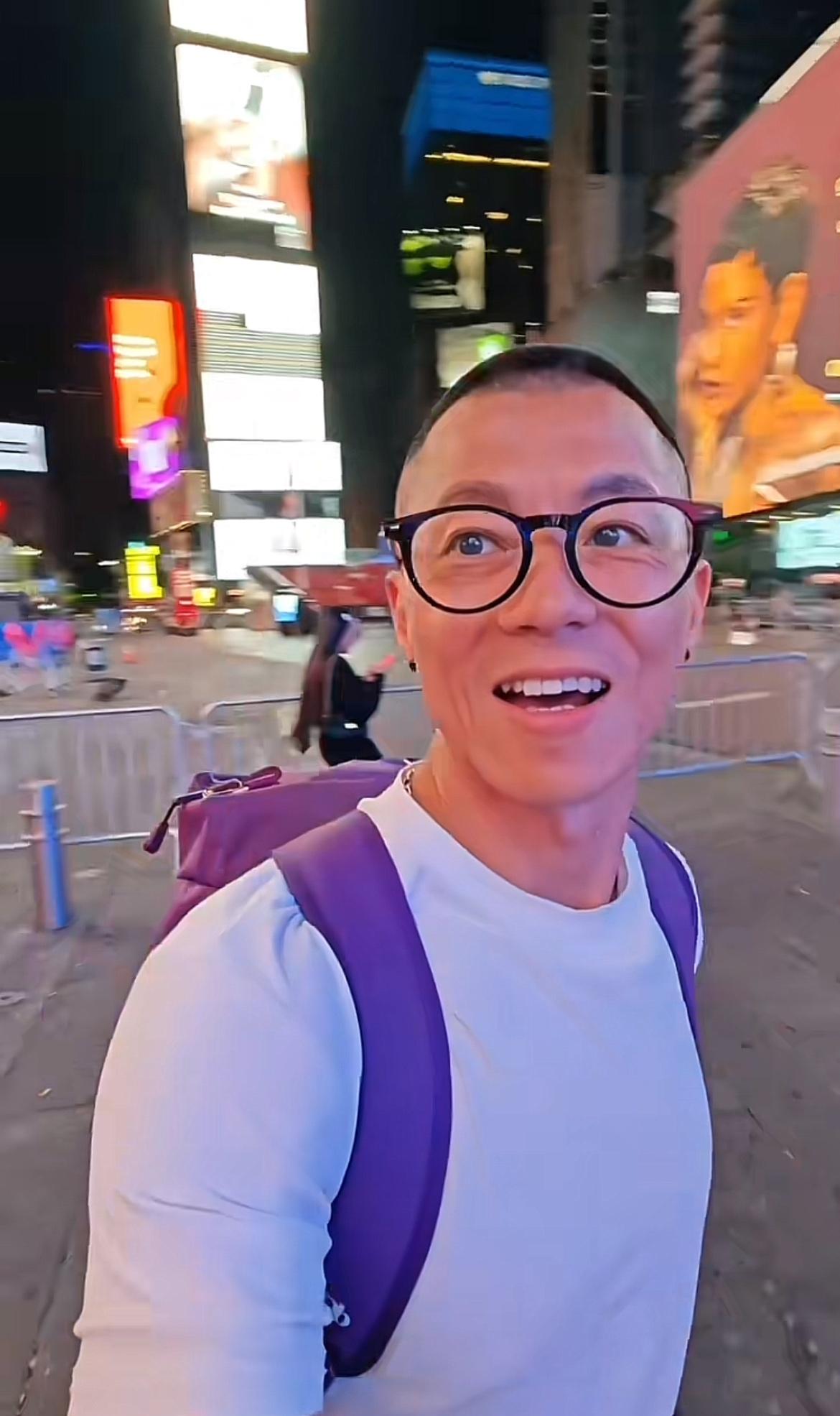 陈震又出国了，似乎出国对他来说就是家常便饭，但我能感受到他的疲惫，天天生活在镜头