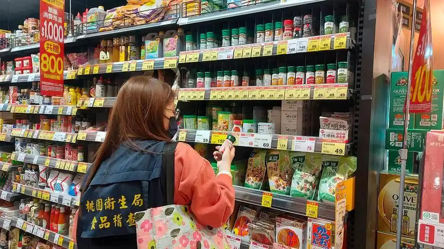 台湾食安争议引发街头抗议，20万人走上台北表达诉求，民进党回应方式引发讨论，食品