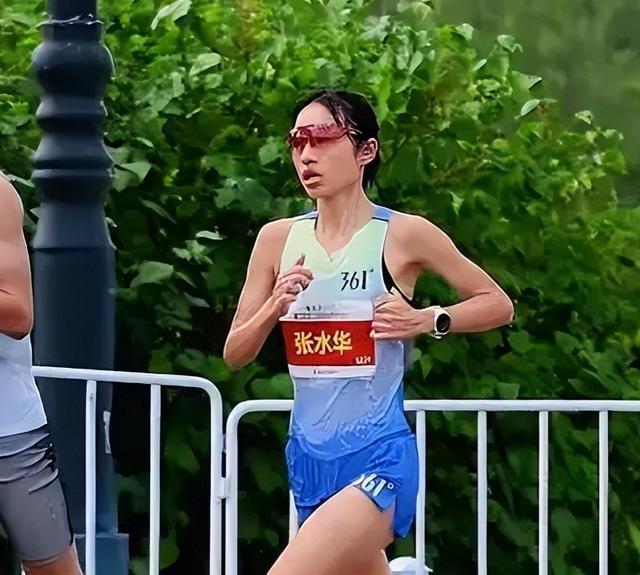 张水华多次调休参加马拉松一事争议颇大。她身为护士，在2025哈尔滨马拉松斩获国内