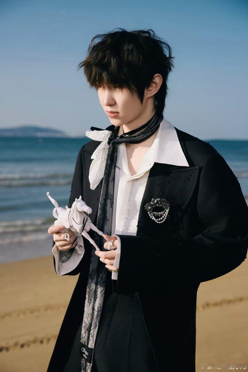 一诺花朵飘带黑色西装好久不见的外景，这是什么小王子吗