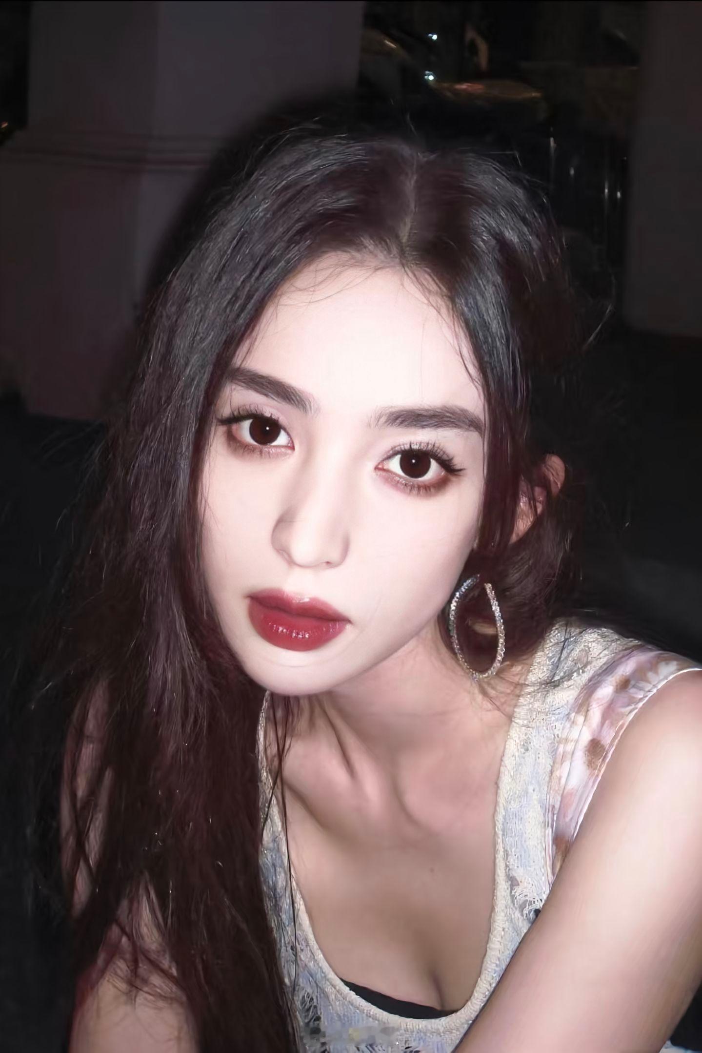 娜扎瘦成纸片人了美到忽略她居然是单眼皮，单眼皮眼睛也可以这么大古力娜扎｜娜扎[超