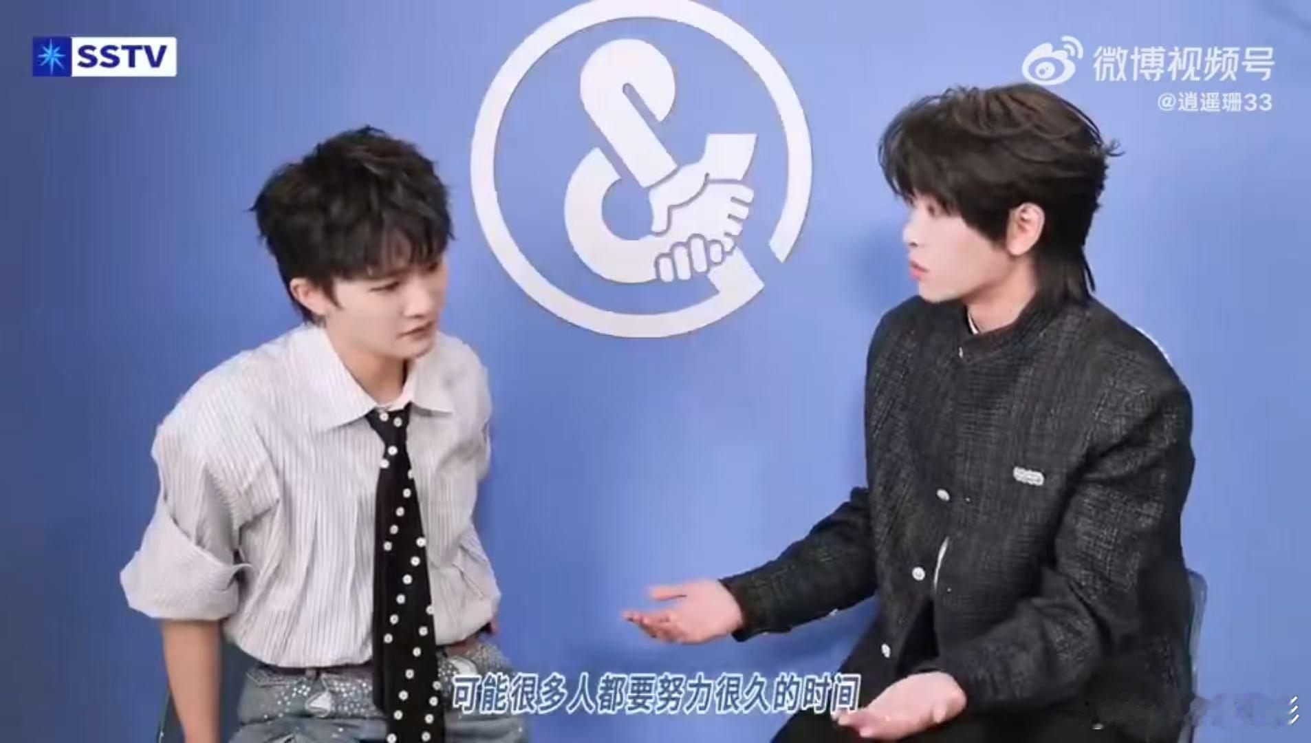 周深聊给自己贴标签 从《爱丽丝卿》的别来画我到对话里的自我定义，周深始终传递着不