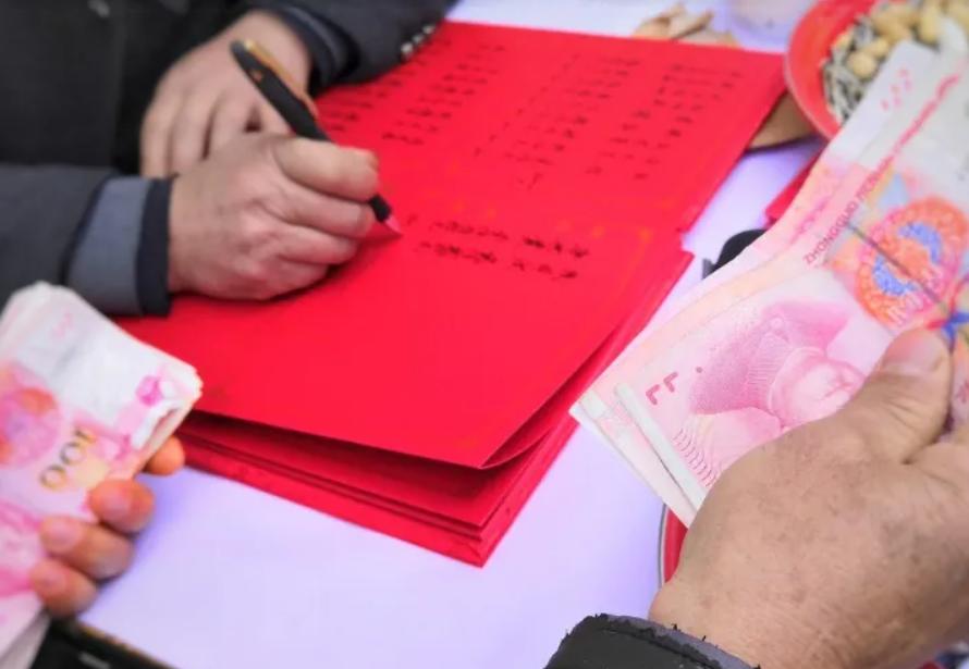 广西柳州倡导农村区域结婚随礼不超过100元，县城区域不超过200元。

除了柳州