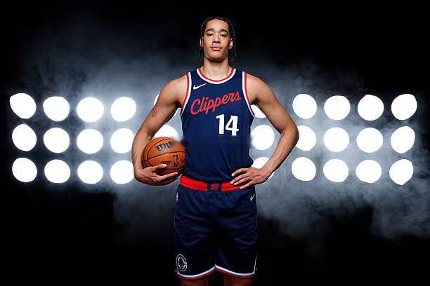 讲个题外话，快船内线新秀Yanic Konan Niederhäuser的正确中