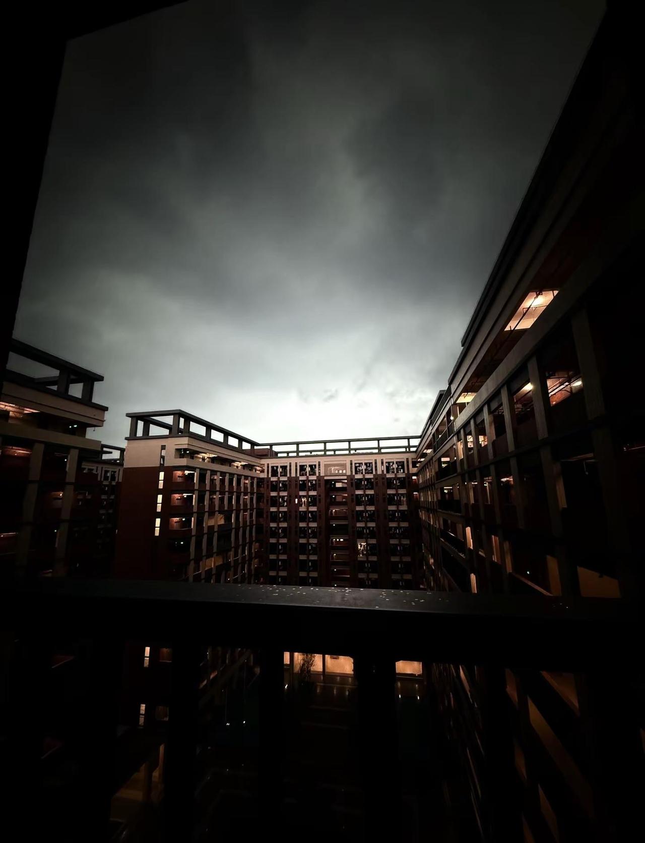 广东的天气比伦敦还忧郁。广东天气 忧郁雨天☔ 早八 谁懂上早八裤腿全湿的感觉