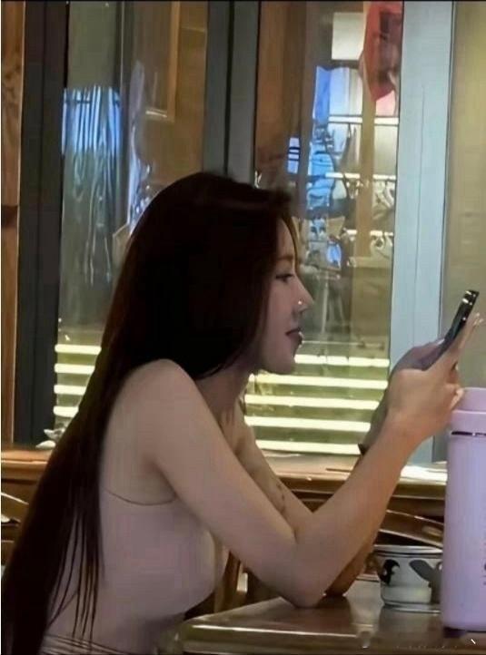 难怪那么多人买她直播间的东西，真人确实好看。 