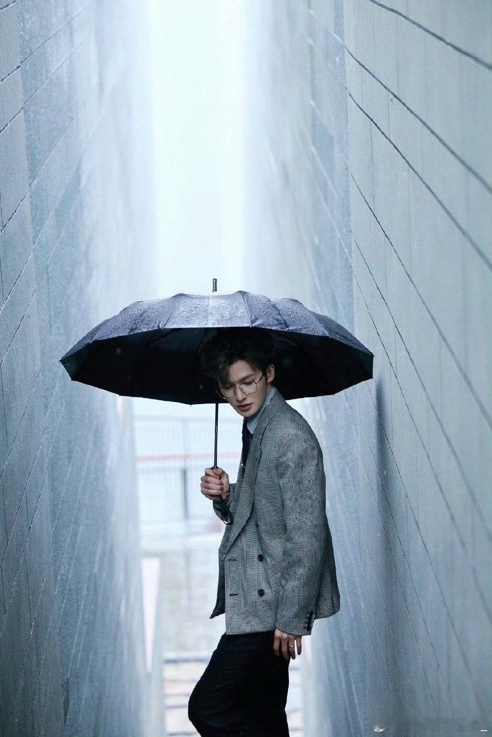 朱正廷雨中撑伞气质好贵看朱正廷这一段雨中撑伞的片段真的绝了啊，要不要这么有感觉，