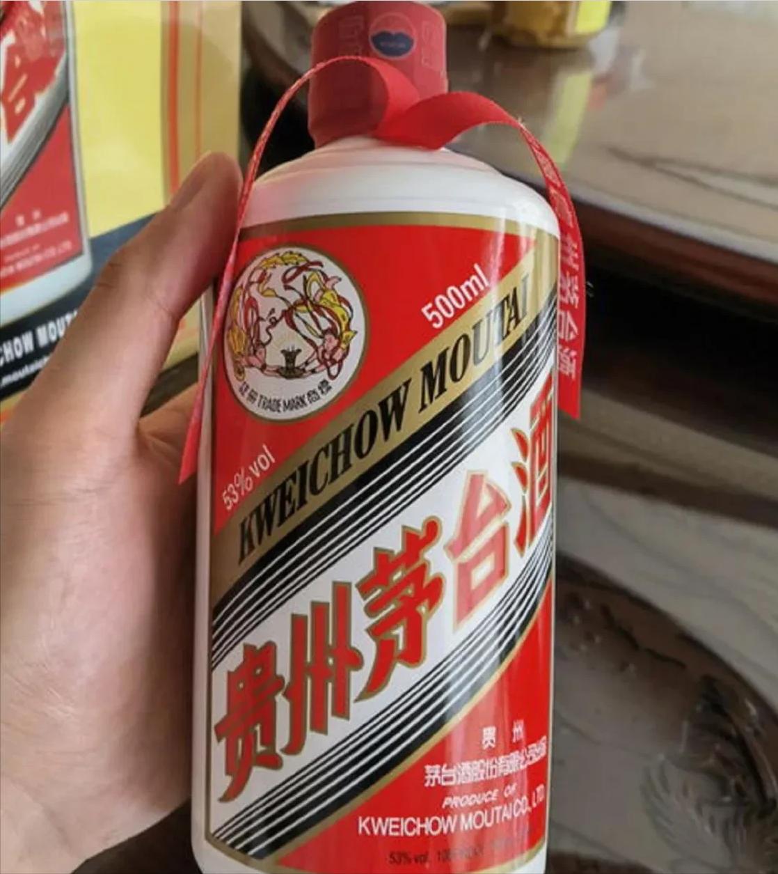 “假一赔百，必须赔1416万！”江苏，一男子看到商场，在多家报纸上打广告，全场酒