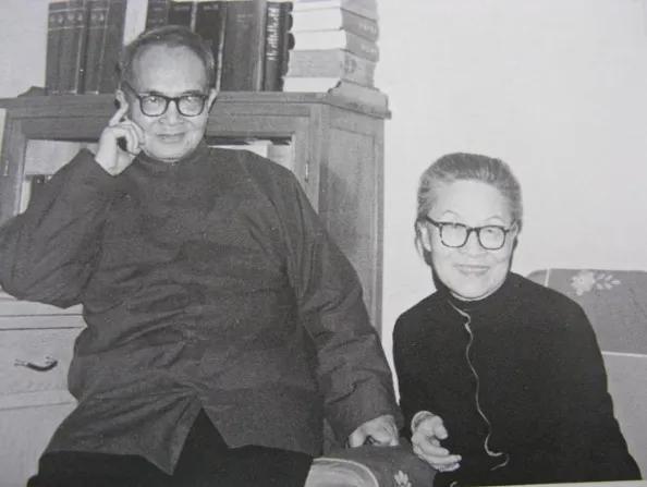 1998年，钱钟书去世后，88岁的费孝通经常来陪杨绛聊天。有一天，杨绛突然自己很