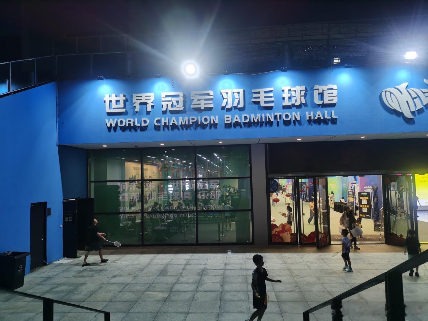 一个不让进，一个不肯走非要在外面等着同学打完我想回家