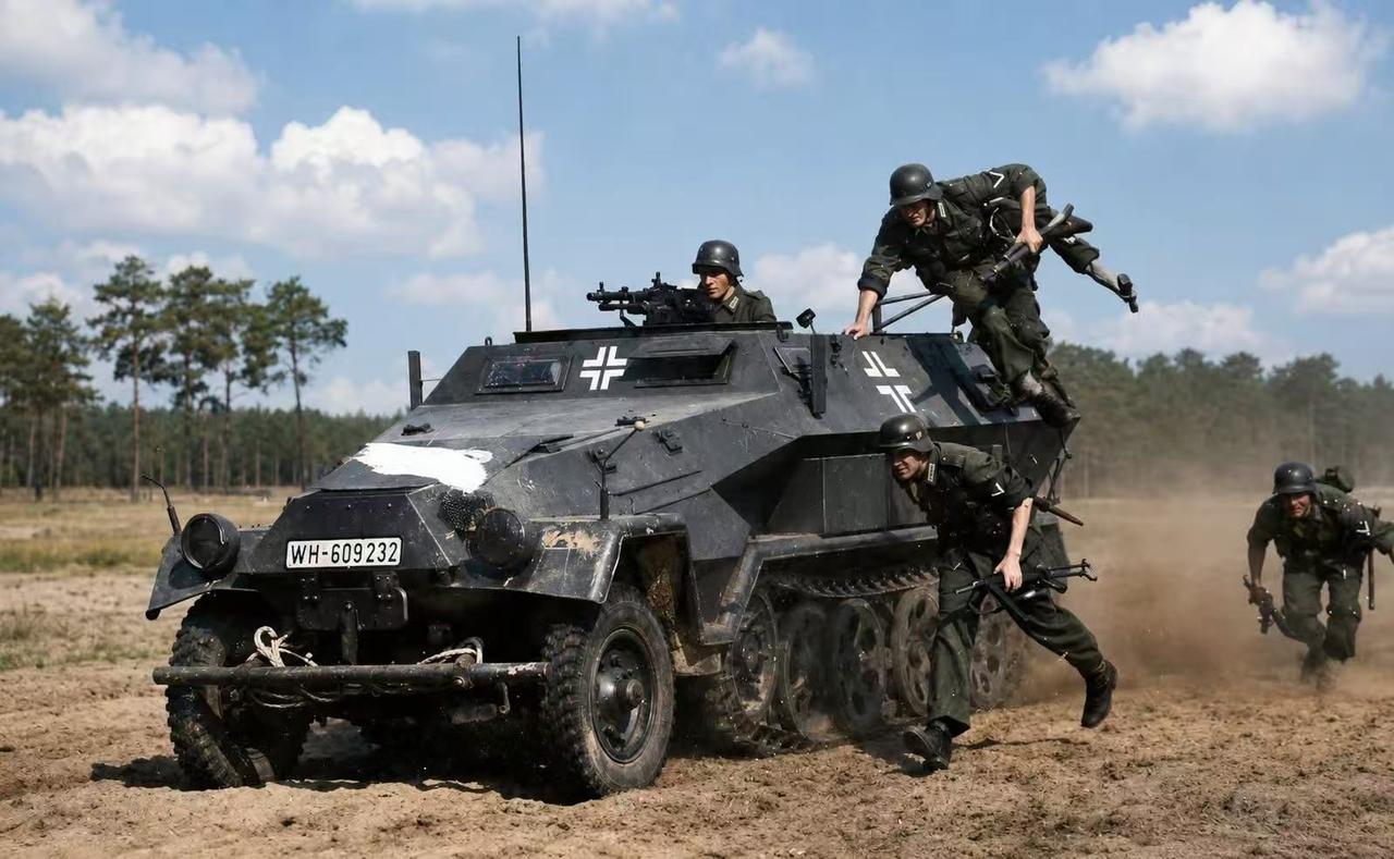 1943年，，一辆德军Sd.Kfz. 10型轻型半履带车正在东线战场的复杂地形中