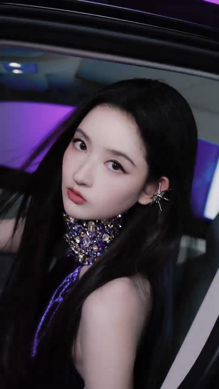 智界R7暗夜紫实车 王玉雯好紫 王玉雯一身暗夜紫流光群秒切酷飒御姐风，这个暗夜紫