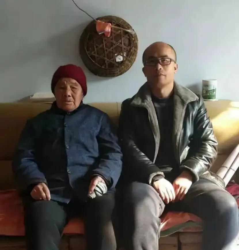1995年，山东高三男孩租不起房，每天走30公里上学。一女子说：“来我家住，不收