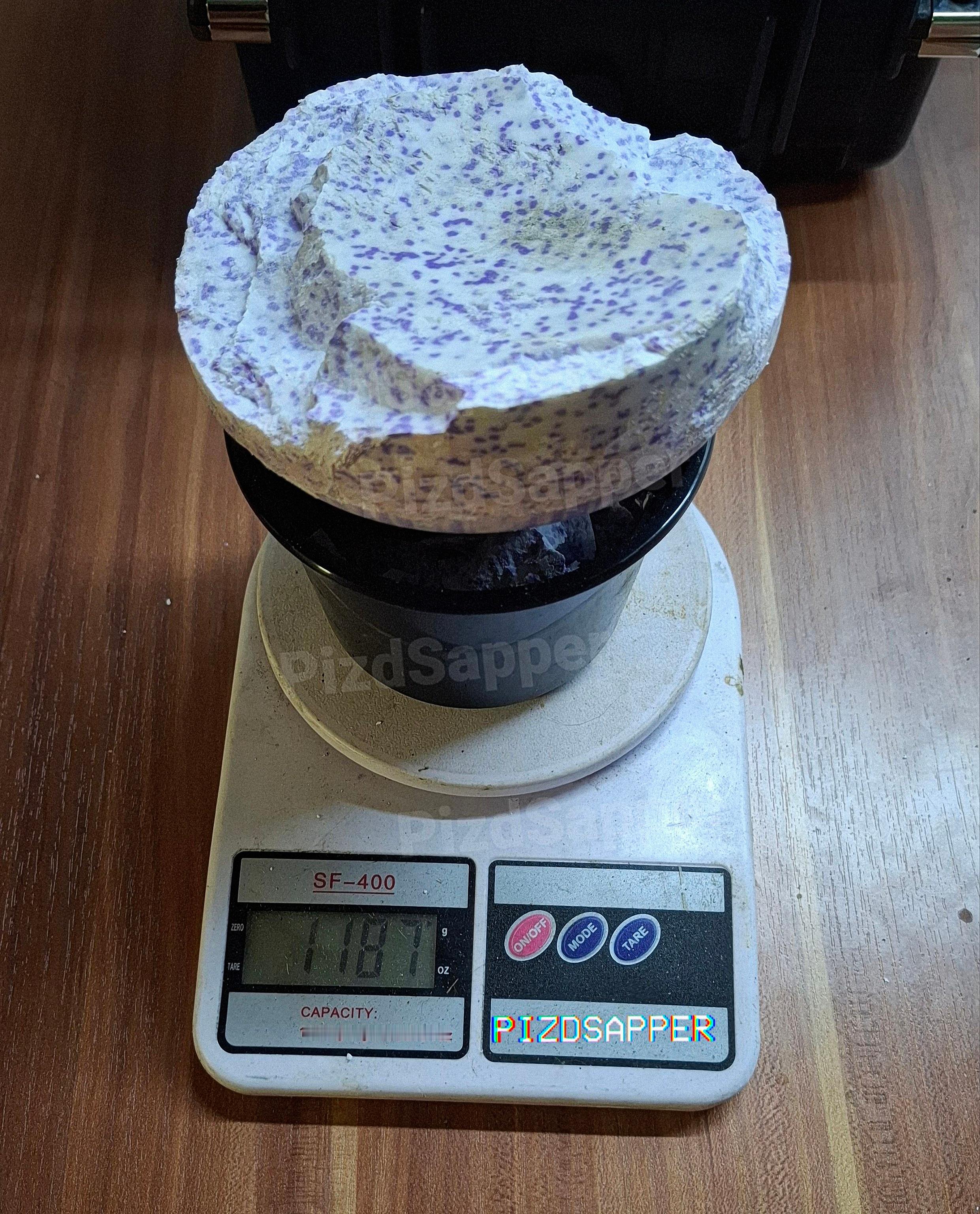 毛子拆解TOW-2B导弹，TOW-2B是掠飞攻顶，2个EFP战斗部面朝下安装（图