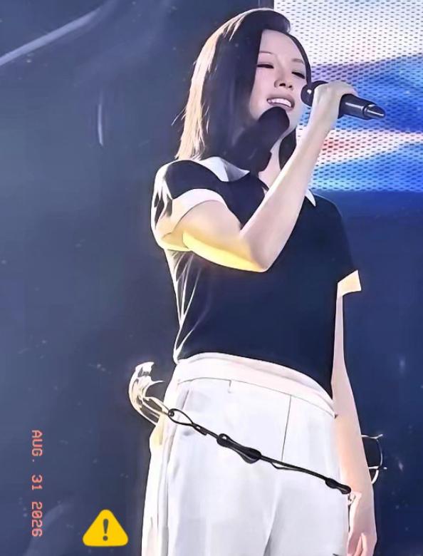 刀郎这波我是真服了。8月30号资中体育场，一万七千人坐满。台上站的是五朵金花，他