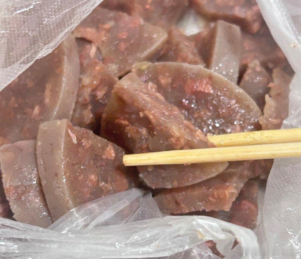 冀南这边有一种美食，名曰驴肉焖子，有点类似香肠，但是原料却不相同~切开凉拌一下便