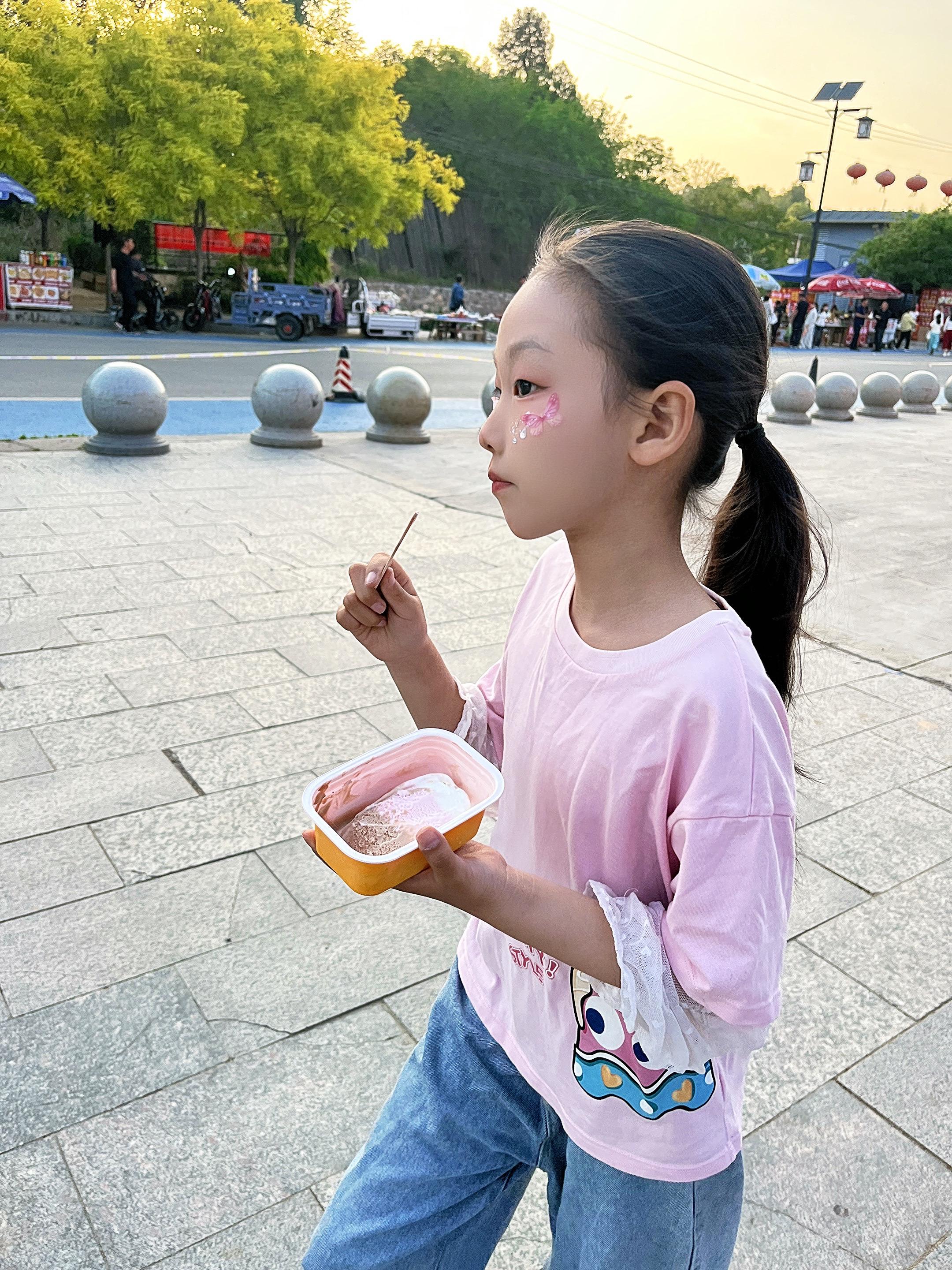后来成了母亲，突然发现女儿就像小时候的自己，贪玩，贪吃，爱拖延……黑发...