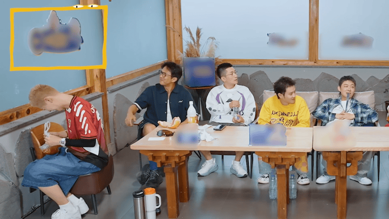 邓超鹿晗憋不住笑哈哈哈哈哈 邓超鹿晗这俩人当人参精，嘴角根本压不住。朋友一起做坏