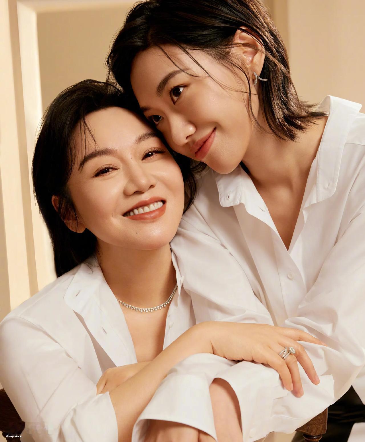 闫妮和女儿邹元清合体拍摄杂志，犹如一对时尚姐妹花。52岁的闫妮状态真好，尤其是黑