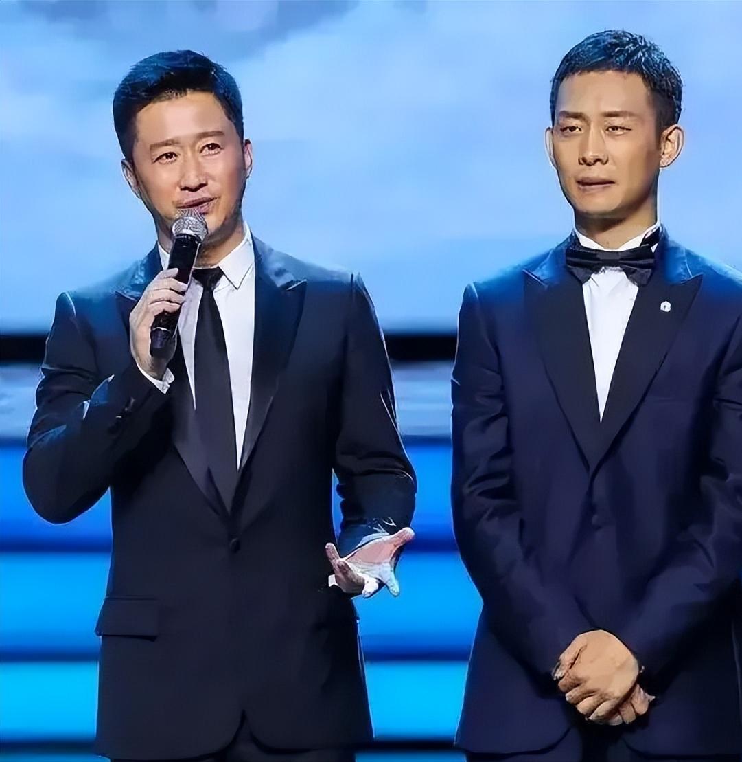 吴京问张译:“我请你拍戏，片酬要多少？”张译伸了一个手指，吴京一脸吃惊:“1个亿