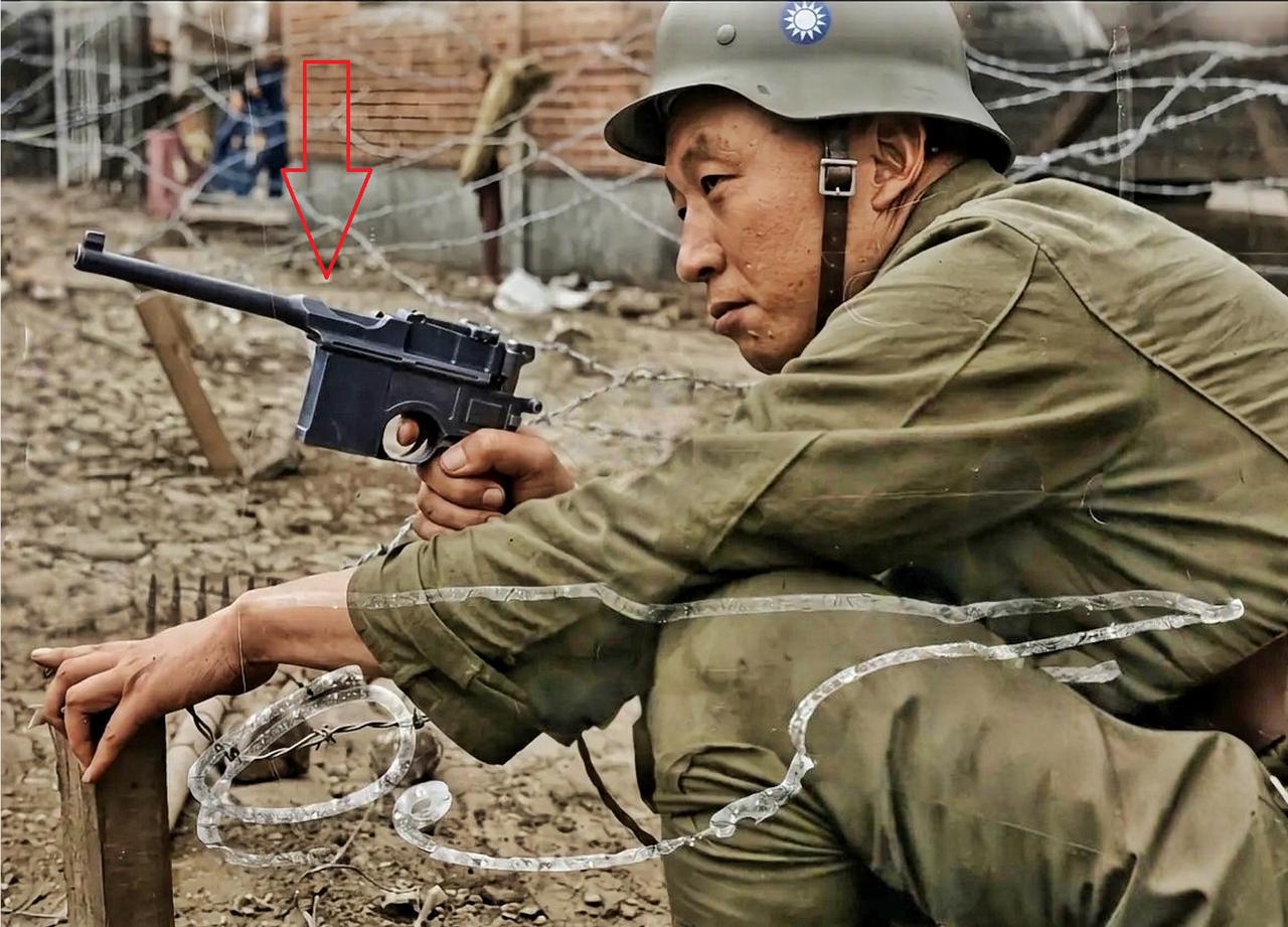 这是摄影师在淞沪战场上拍摄到的一名士兵。他头戴一个35年式德式钢盔，所以他应该是