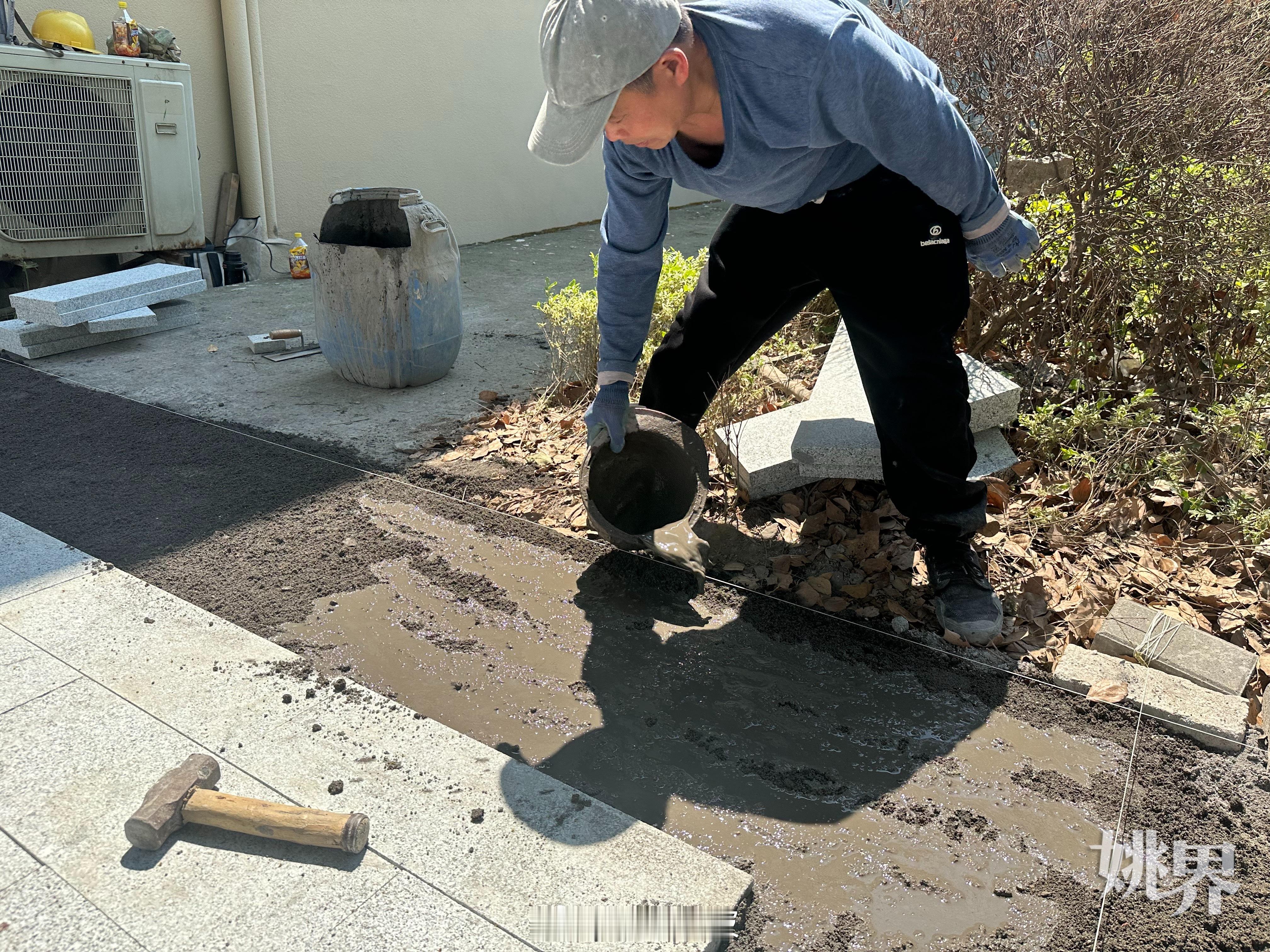 【工地施工员：坚守岗位，为运河古镇精雕细琢 】5月2日，烈日炙烤着大地，最高气温