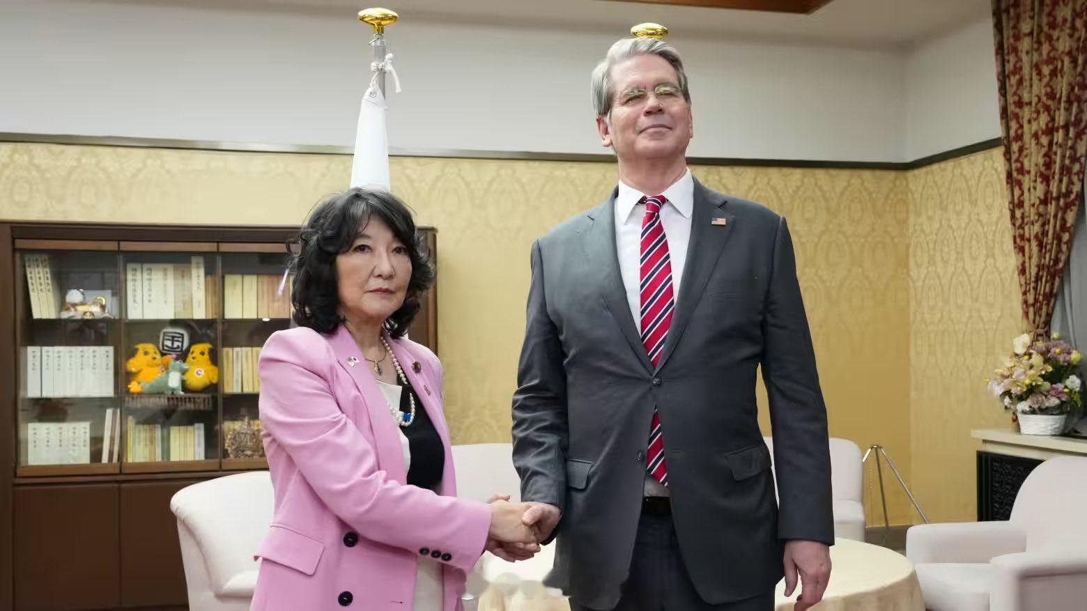 贝森特敦促日本央行稳步加息。贝森特的目的很明确1、日本央行不要抛售美债来稳定汇率