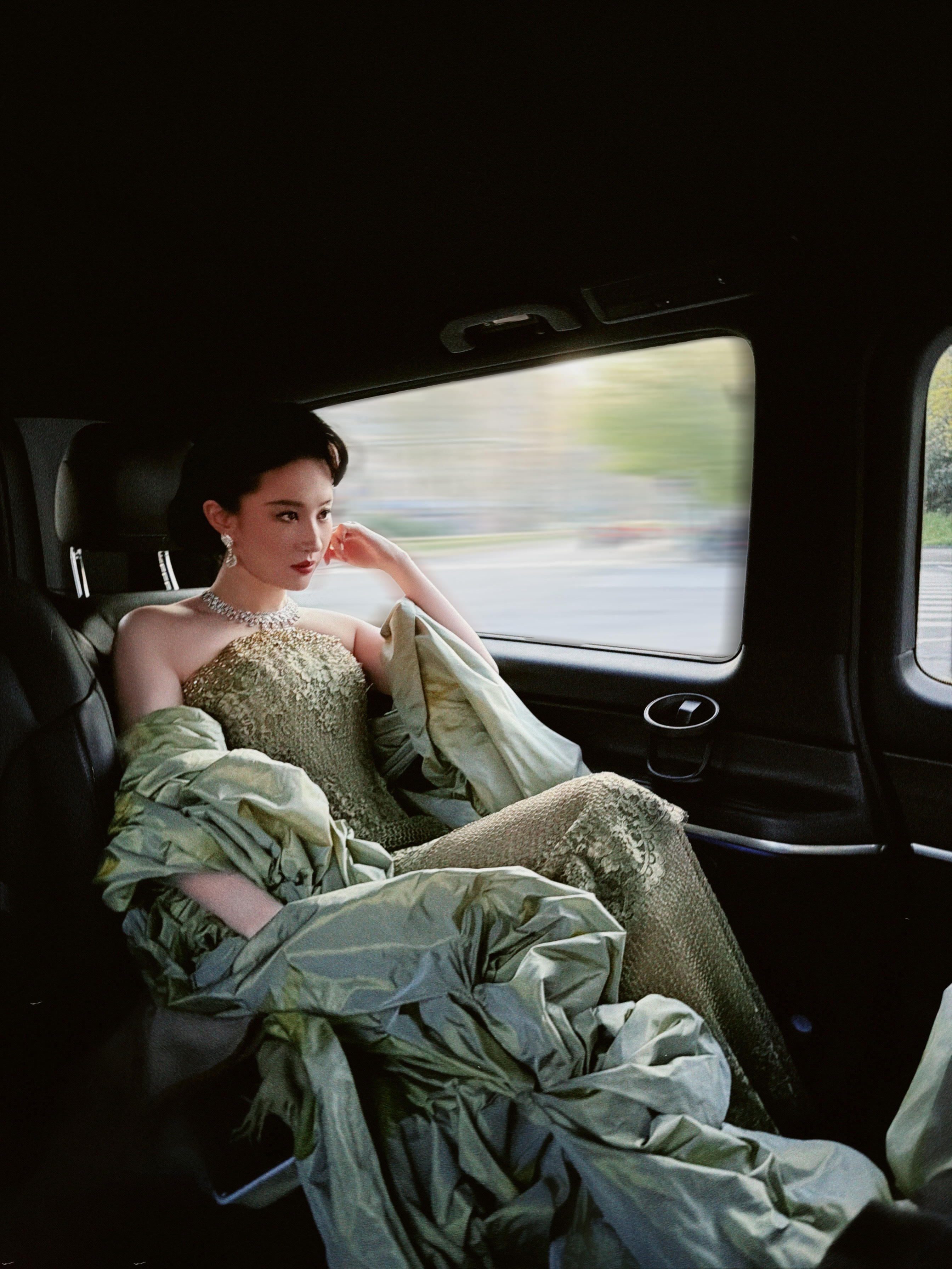 刘亦菲车内大片 女神随手拍都是大片~