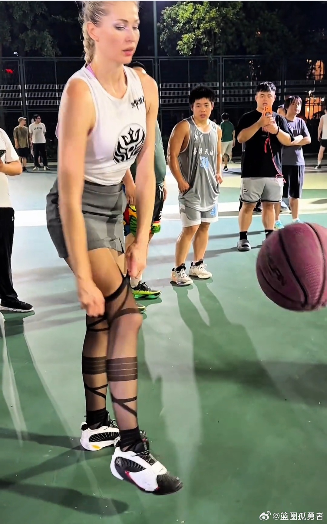 现在国内篮圈竞争太激烈了，外国美女身穿黑丝袜打窝钓翘嘴，上海小男人眼睛都看直了哈