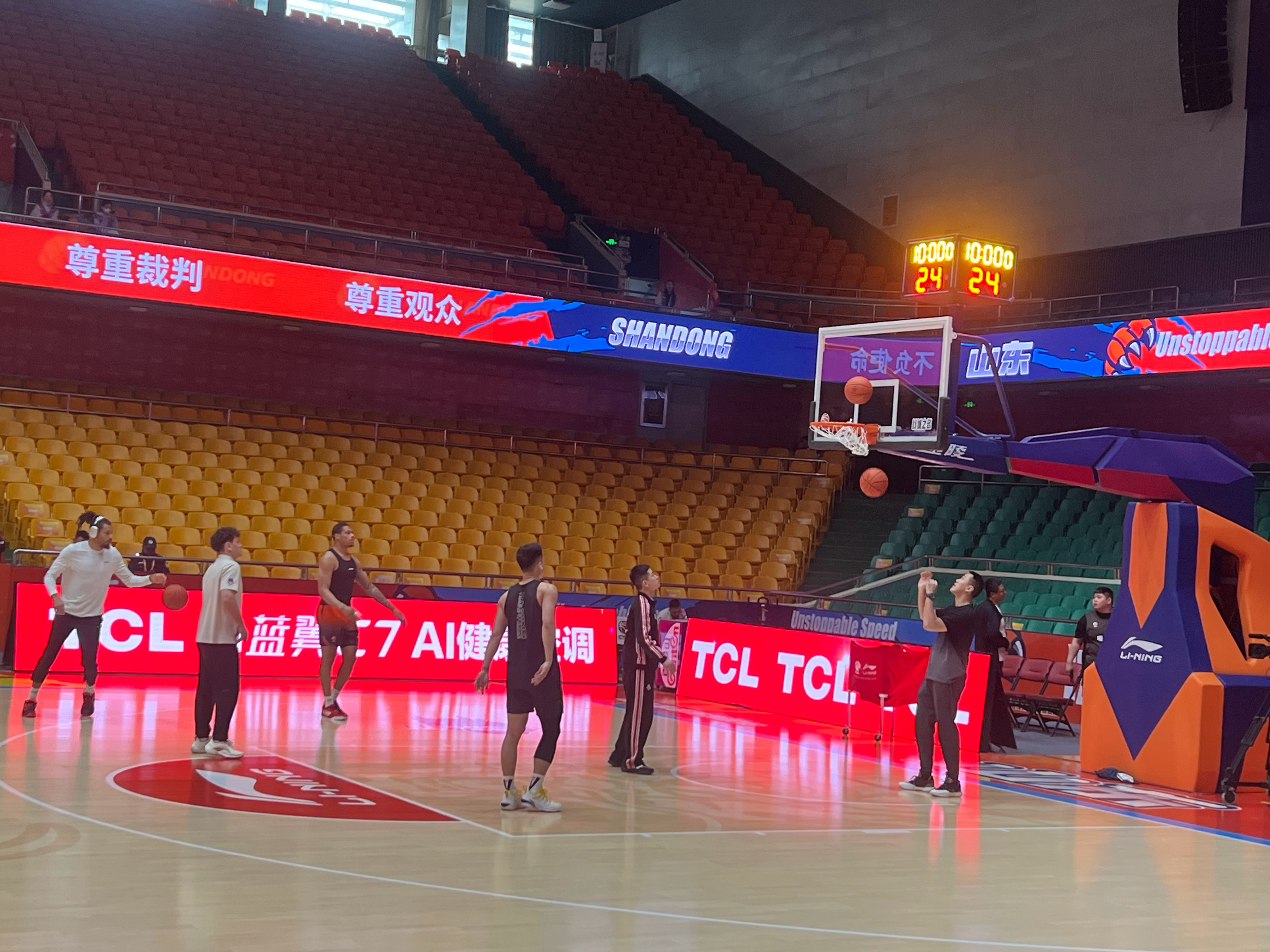 高诗岩，珀塞尔和约翰逊五点就来体育馆投篮训练了。 