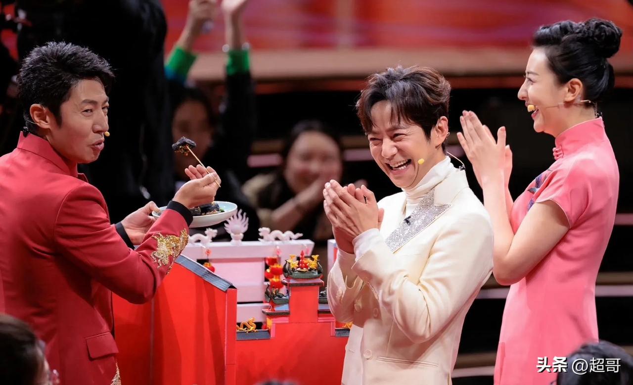 春晚级救场！何炅又一次封神，这才是专业主持
直播事故不可怕，怕的是不会处理。何炅