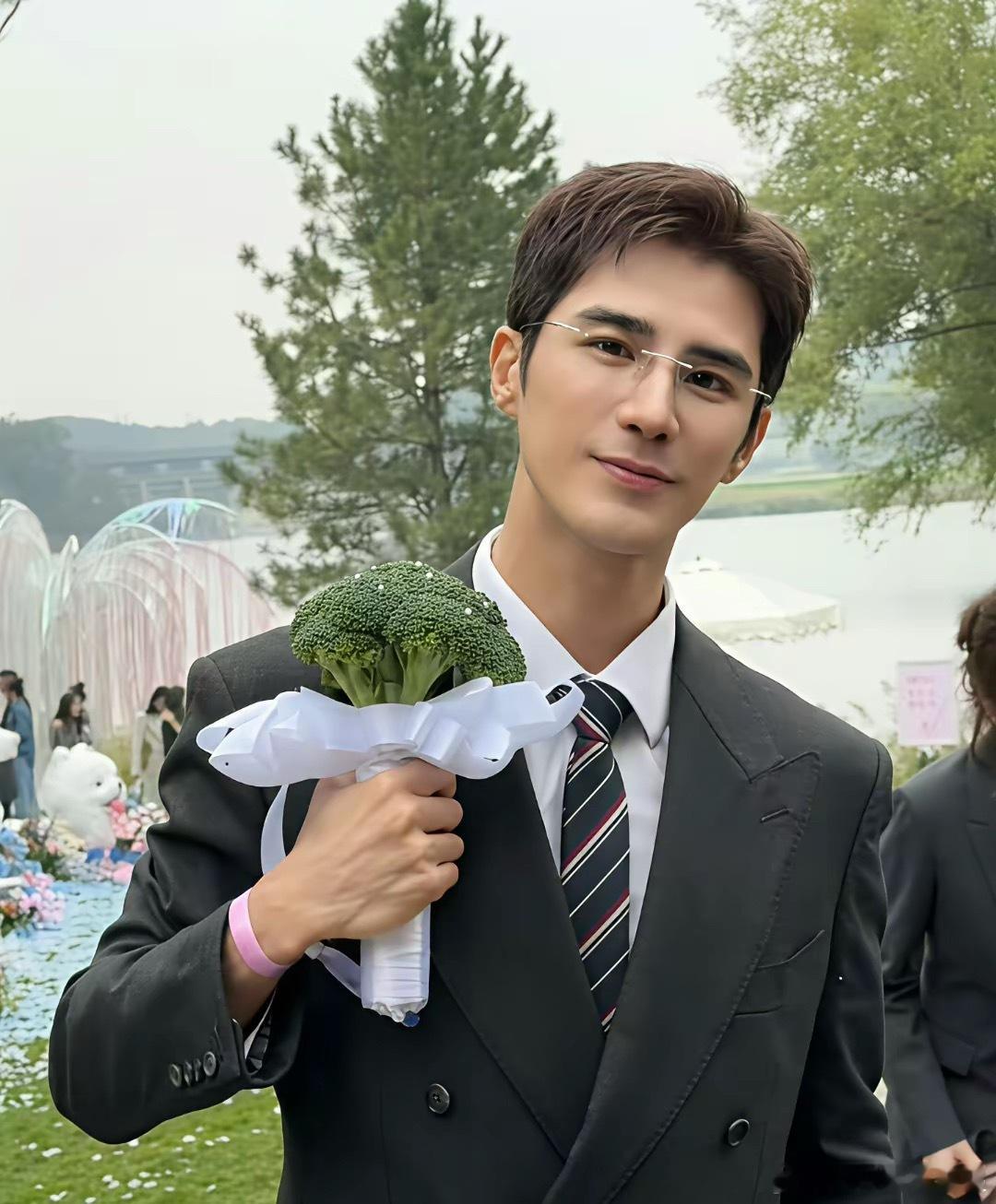 姜潮抢到了黄子韬婚礼的西兰花，黄子韬说西兰花可以繁衍后代​​黄子韬和徐艺洋婚礼上