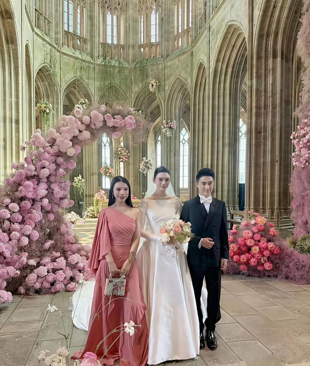 何猷君伴郎之一是雅诗兰黛继承人奚梦瑶与何猷君大婚，她的伴娘团有8位，个个不简单，