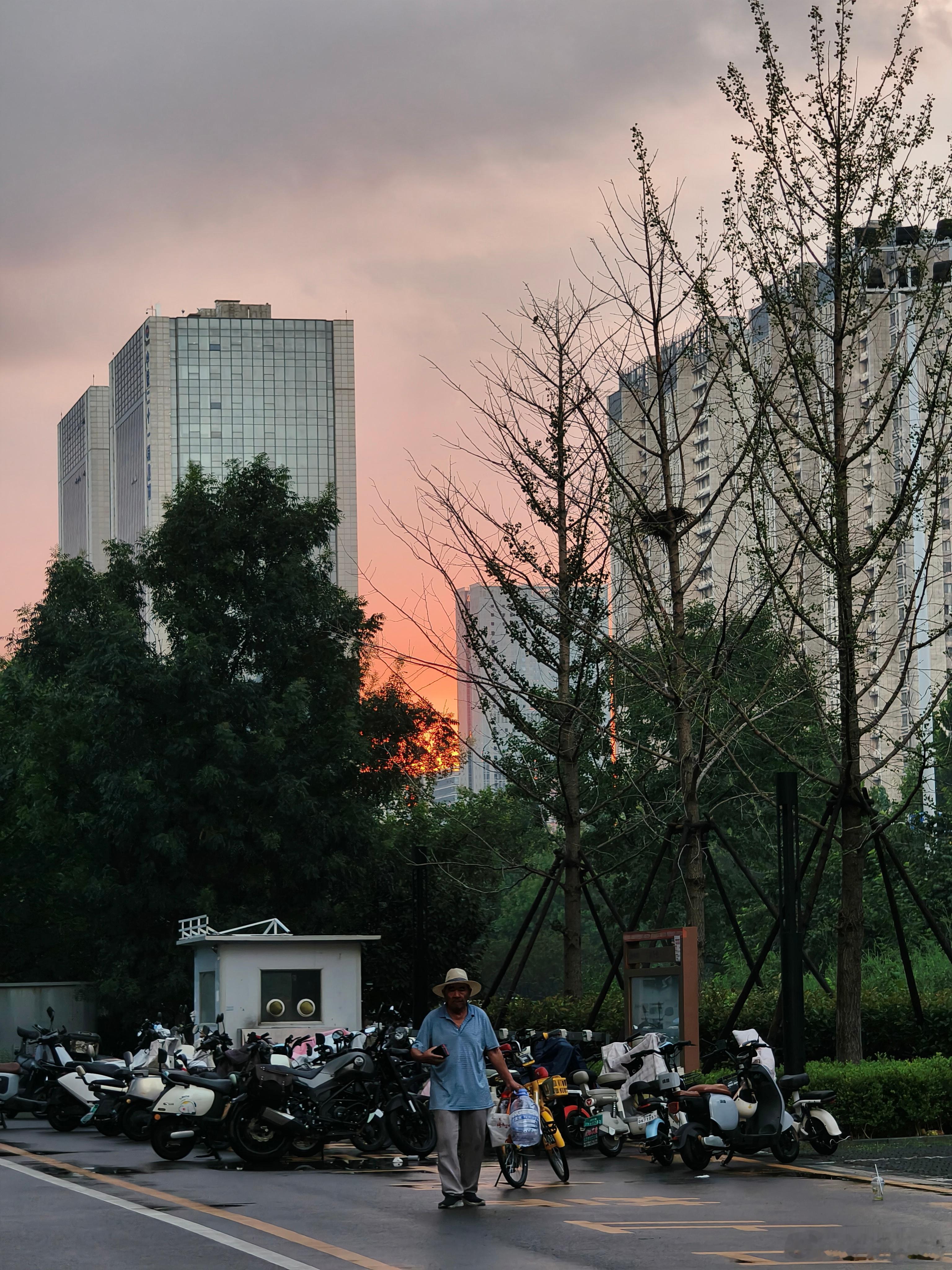 你不是想死你是不想痛苦了其实在咨询中我听到过很多人讲说“我撑不下去了”。但聊到最