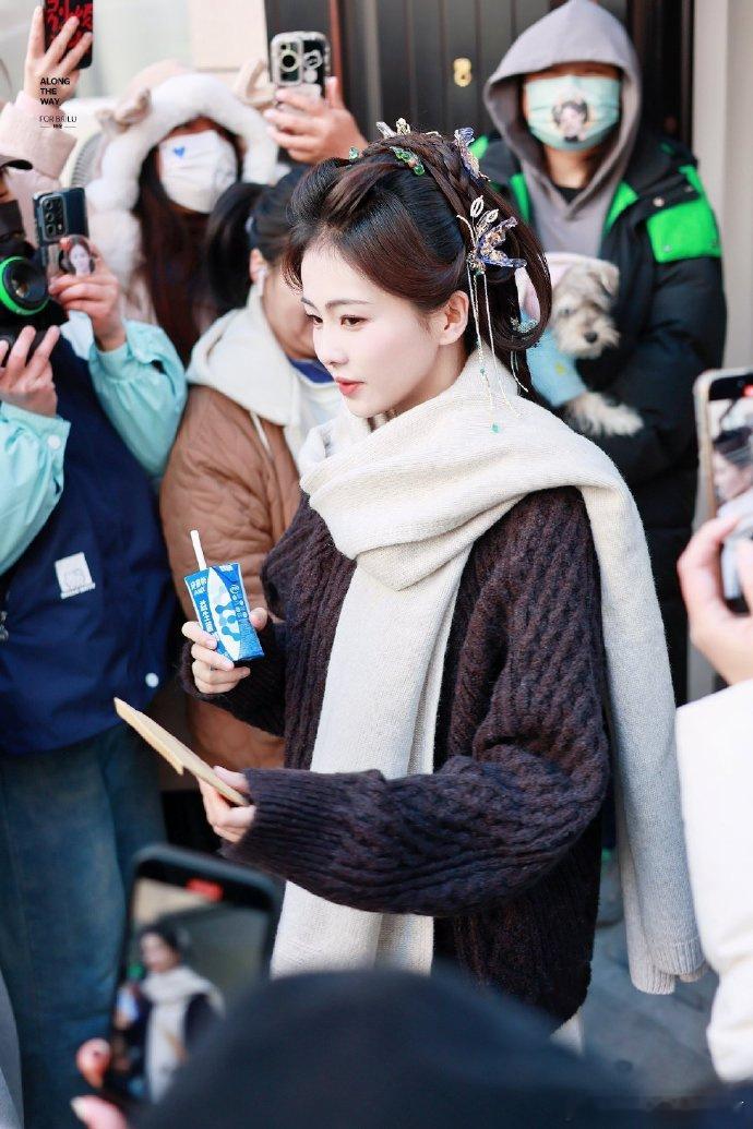 就是，这个发型也量产了，头发是易小雅干的吗？只有发饰不一样，整体设计都一样。 ​