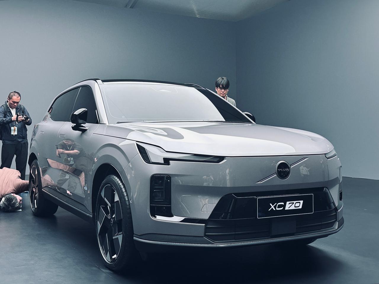 沃尔沃的全新车型XC70亮相。一眼看过去就是标志性的沃尔沃家族化设计，跟以前已经