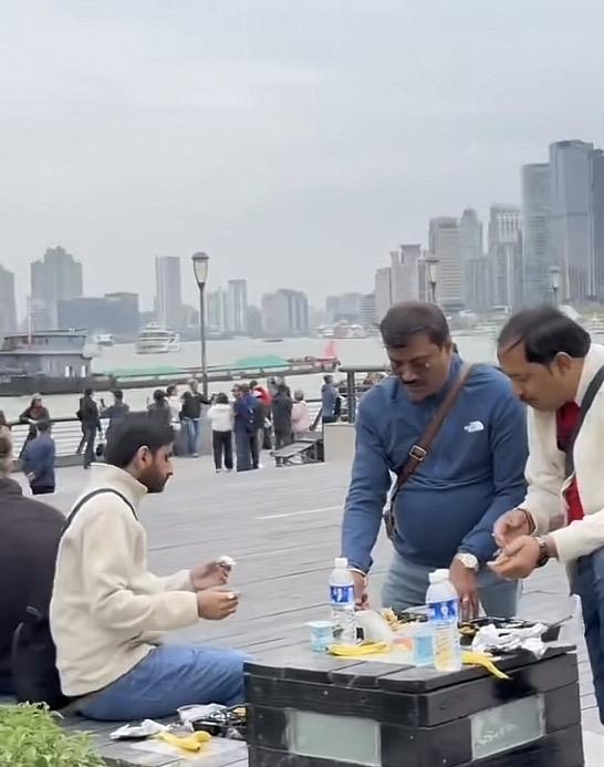 印度人来中国还挑三拣四，真让人哭笑不得。他们嫌弃中国人不会英语，可成都双流机场英