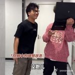 各行各业都有疯门的人 演员候场时对墙练台词到踱步，上场前大笑深呼吸，这“疯”是舞