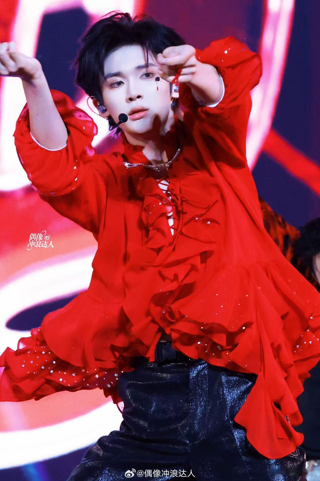 余宇涵一天灵珠一天魔丸 余宇涵完美诠释了灵珠与魔丸的反差，蓝衣造型清冷脱俗，红衣