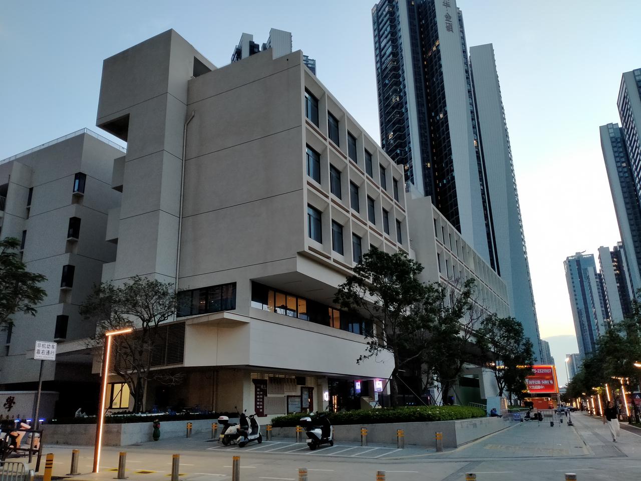 你见过以城市命名的小学吗？

以城市命名的学校一般是大学或中学，从来没有见过小学