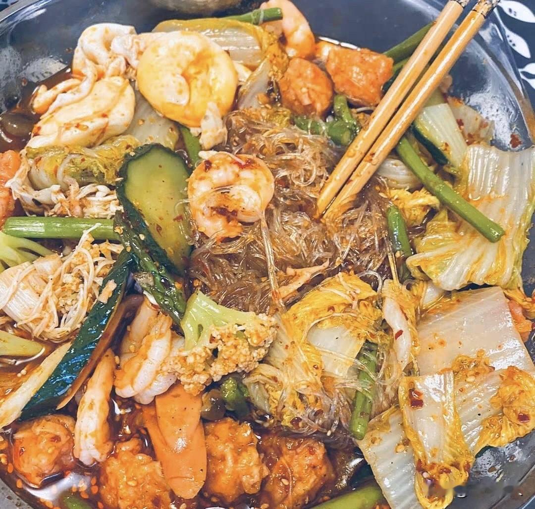 大家对路边摊卫生的容忍度超高！

路边一家麻辣拌生意很好，路过几次也没吃。昨天刚