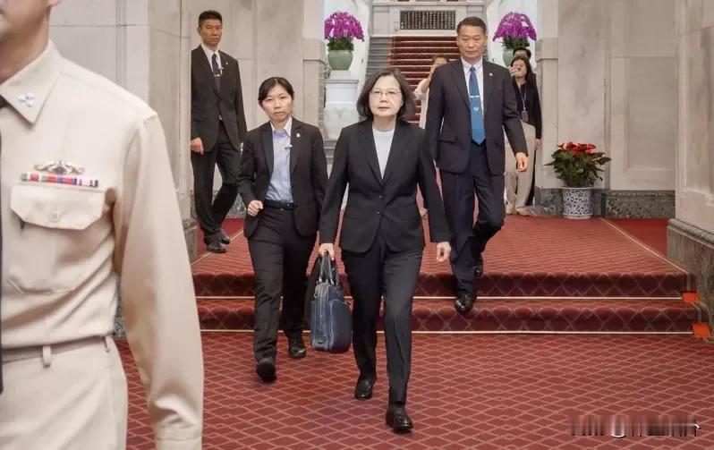 蔡英文有什么遗憾？
昨天是蔡英文在地区领导人办公室上班的最后一天，她发文称，如果