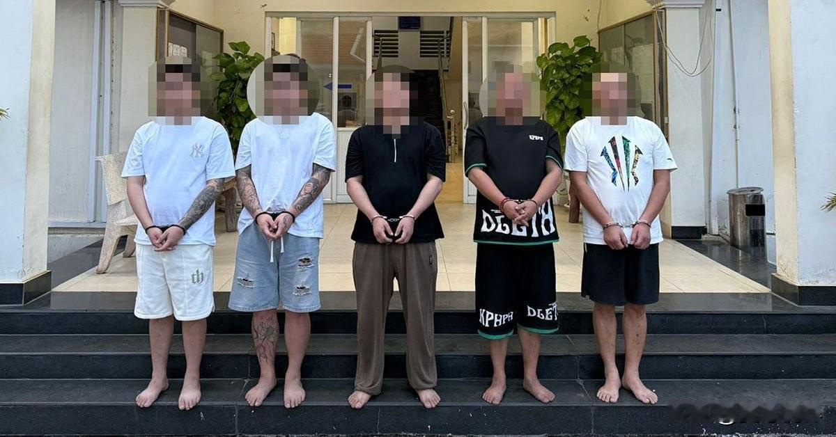 据柬埔寨内政部警方消息，五名东大男子因涉嫌杀害一名同胞被捕。在同一行动中，警方还