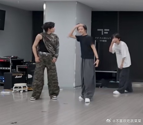 tg陈奕恒展示健身成果—健壮的手臂💪 